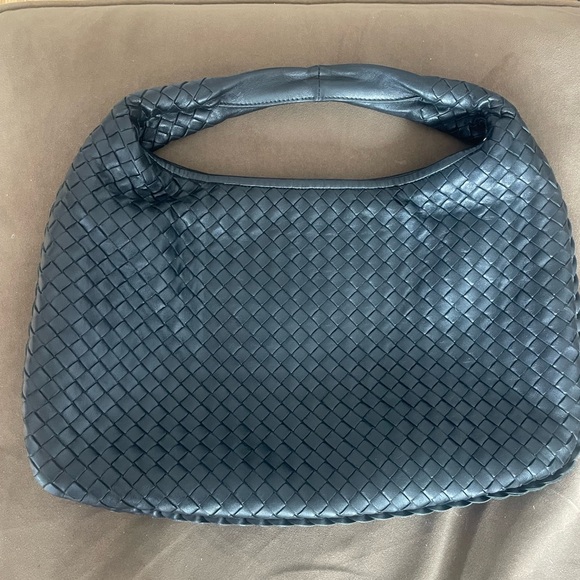 Bottega Veneta Medium Shoulder Bag Like New - Picture 2 of 12